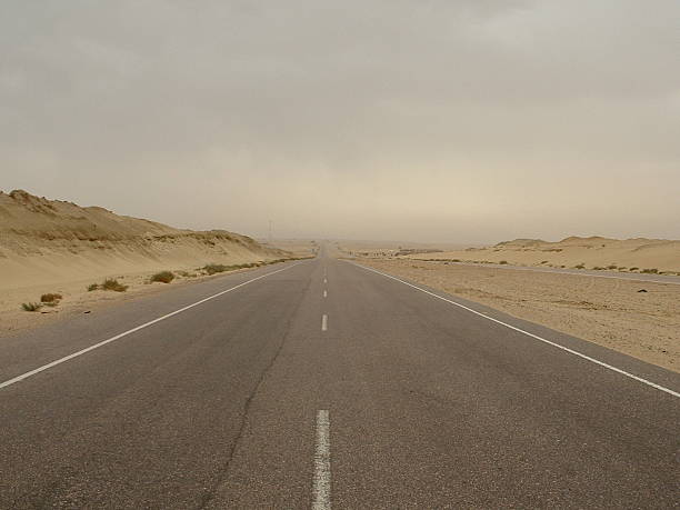 alamein road w środku piasek storm - alamein zdjęcia i obrazy z banku zdjęć