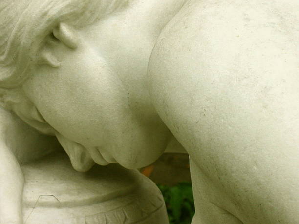 마지막 잠자다 - sculpture angel women cemetery 뉴스 사진 이미지