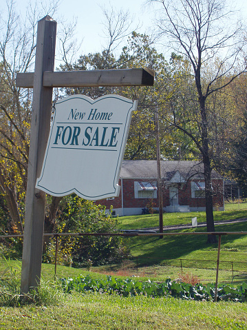For sale sign with garden and house in background<br><b> <a href=\