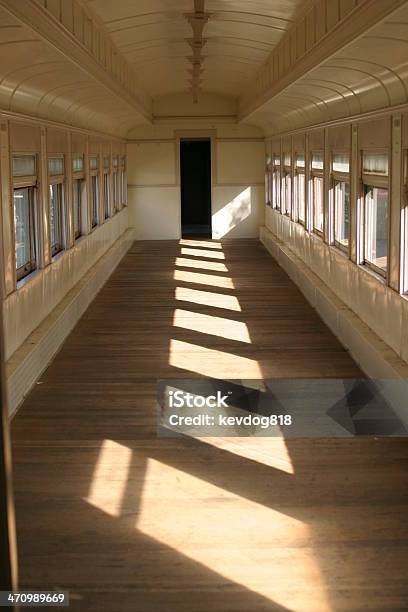 Im Zug Stockfoto und mehr Bilder von Bauwerk - Bauwerk, Eingangshalle - Wohngebäude-Innenansicht, Eisenbahn