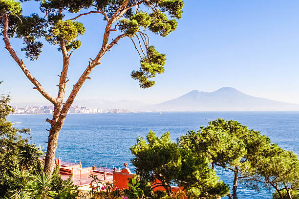 Nápoles, vista do Posillipo com Vesúvio - foto de acervo