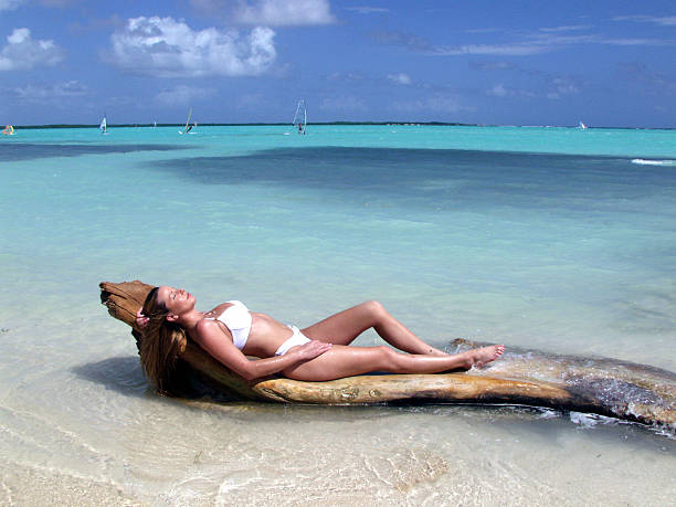 Belle femme se détend dans un Bikini - Photo