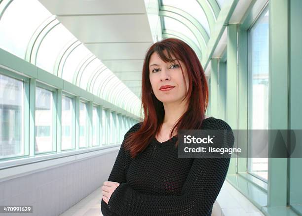 Photo libre de droit de Jeune Femme À Lintérieur banque d'images et plus d'images libres de droit de Adulte - Adulte, Affaires, Arc - Élément architectural