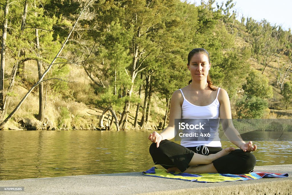 Estilo de vida de meditación - Foto de stock de 20-24 años libre de derechos