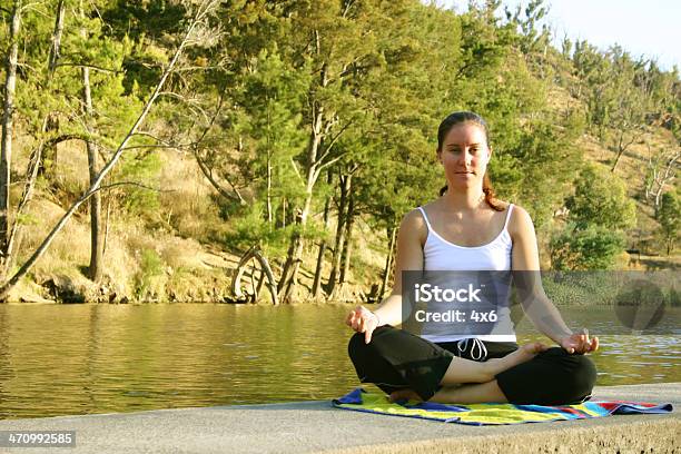 Estilo De Vida De Meditación Foto de stock y más banco de imágenes de 20-24 años - 20-24 años, Actividades y técnicas de relajación, Adulto