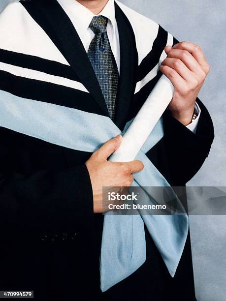 Graduação Segurando Percorrer - Fotografias de stock e mais imagens de Adolescente - Adolescente, Adulto, Aluno da Escola Secundária