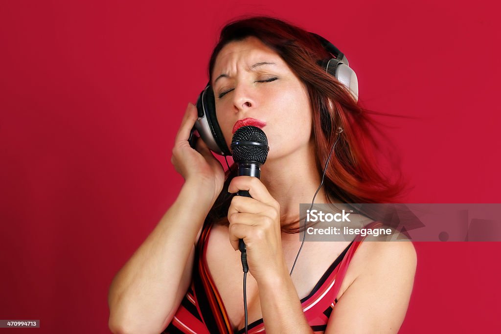 Frau mit Mikrofon und Kopfhörer - Lizenzfrei Attraktive Frau Stock-Foto
