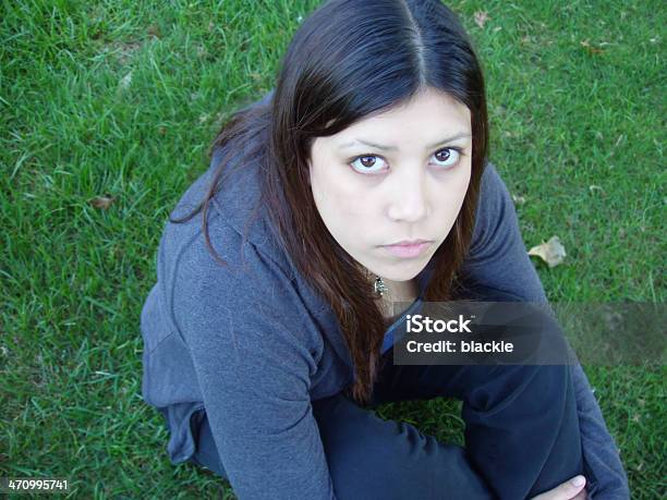 Chica Joven Mirando Hacia Arriba Foto de stock y más banco de imágenes de Cultura indioamericana - Cultura indioamericana, Adolescente, Serio