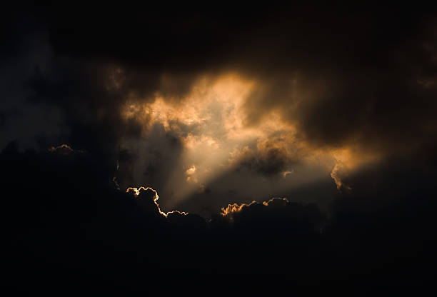 Vejo céu escuro - fotografia de stock