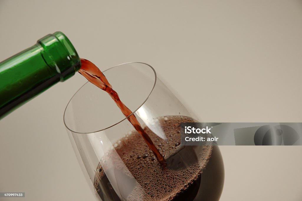Verser le vin - Photo de Alcool libre de droits