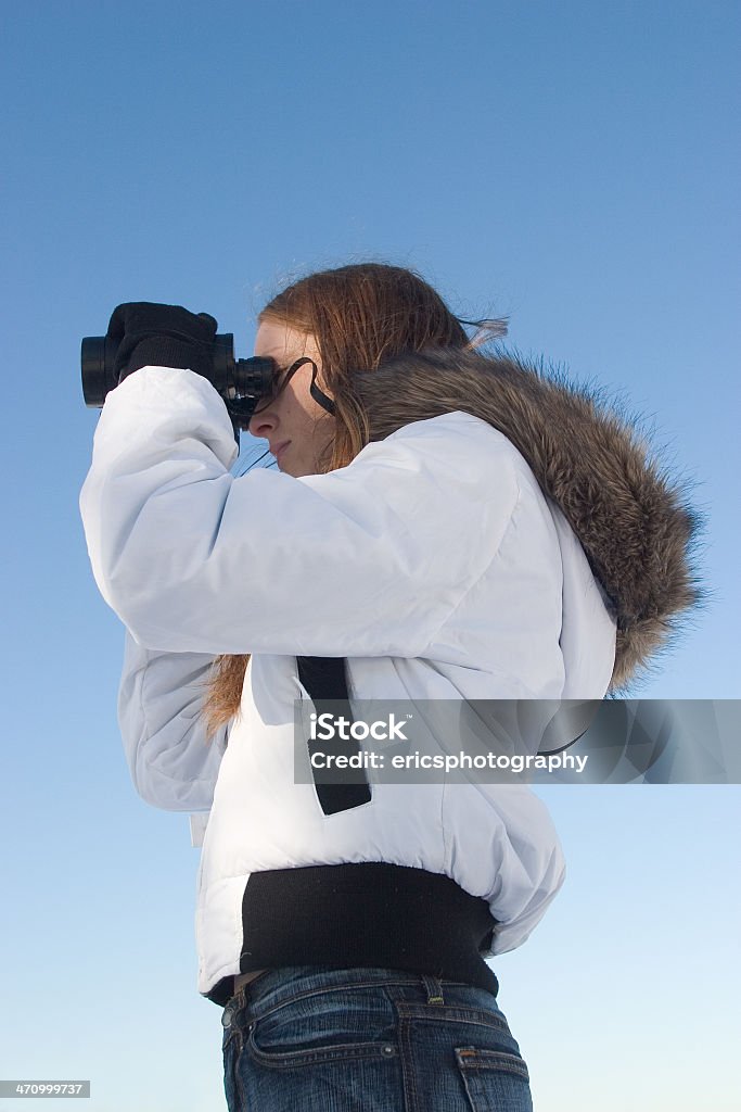 Perfil de una chica con binoculares - Foto de stock de 16-17 años libre de derechos