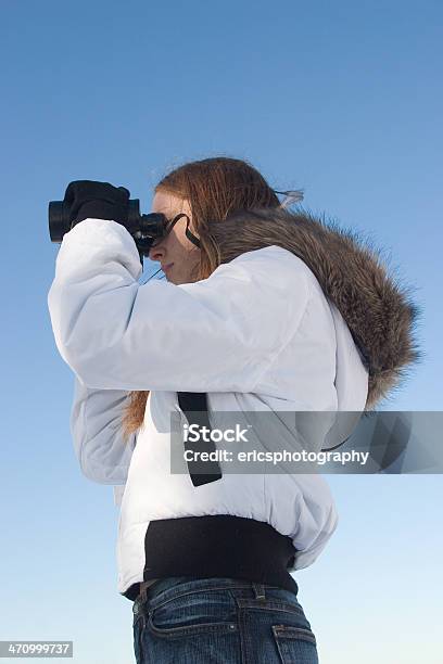 Photo libre de droit de Profil De La Jeune Fille Avec Une Paire De Jumelles banque d'images et plus d'images libres de droit de 16-17 ans