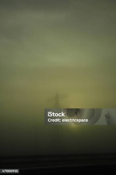 Tower Ad Alta Tensione I Cavi Nella Nebbia - Fotografie stock e altre immagini di James Watt - James Watt, Acciaio, Affari