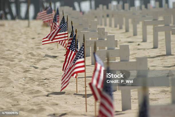 Guerra No Iraque Cruzes Na Areia - Fotografias de stock e mais imagens de Guerra do Golfe 1900-91 - Guerra do Golfe 1900-91, Evento de homenagem, Memorial