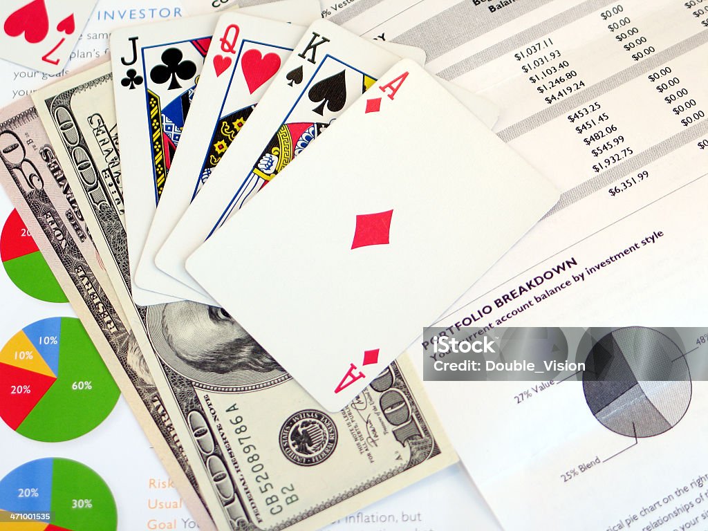 Acaso Mercado: Jogo de cartas e dinheiro no Gráfico Circular de Investimentos - Royalty-free Portfólio Foto de stock
