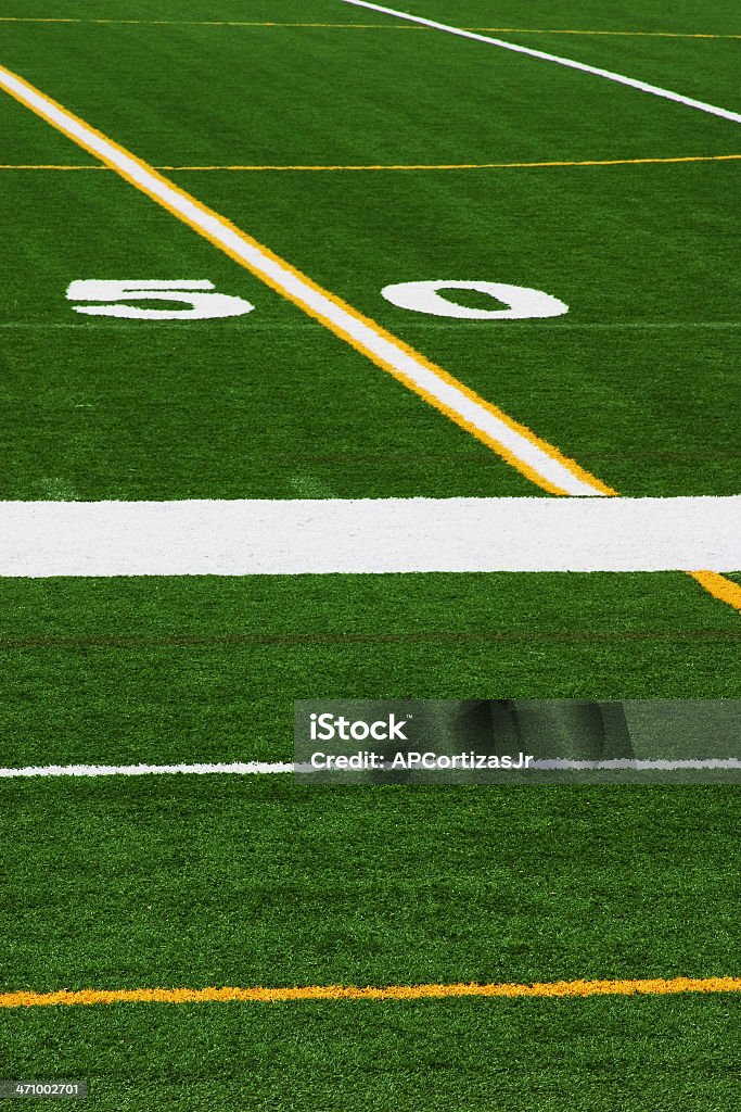 Linea delle cinquanta (50) sul verde Campo da football americano - Foto stock royalty-free di 50-54 anni