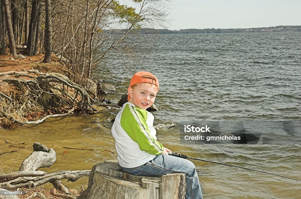 남자아이 낚시는요 - 로열티 프리 그루터기-식물 부위 스톡 사진