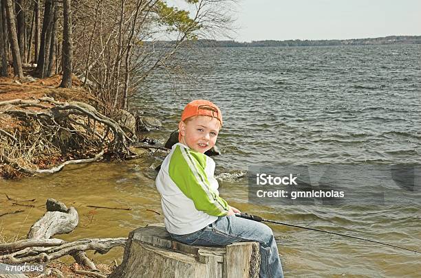 남자아이 낚시는요 그루터기-식물 부위에 대한 스톡 사진 및 기타 이미지 - 그루터기-식물 부위, 기둥, 나무
