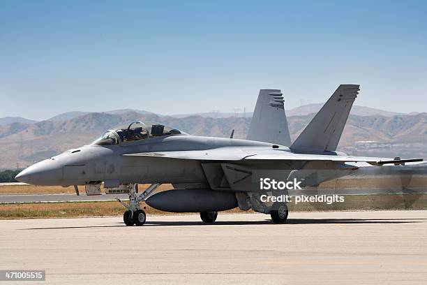Photo libre de droit de F 18 Hornet Bomber De Chasse banque d'images et plus d'images libres de droit de Avion de chasse - Avion de chasse, Piste d'envol, États-Unis