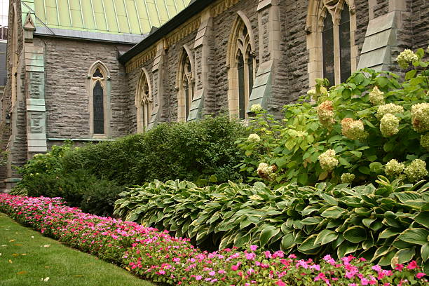 Ancienne église en pierre avec des fleurs - Photo