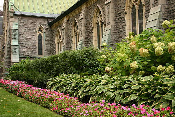 Igreja de pedra com flores - fotografia de stock