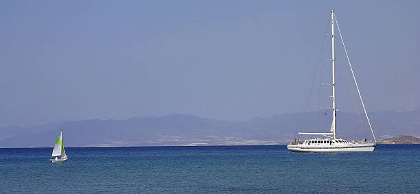 Große Yacht kleinen Yacht – Foto