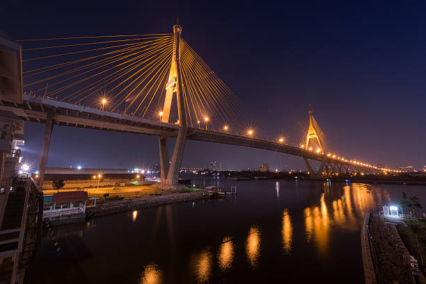 cena noturna da ponte suspensa - bridge bangkok suspension bridge river - fotografias e filmes do acervo