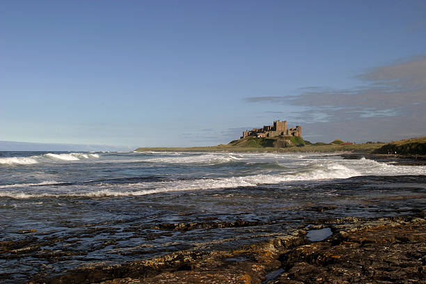 castelo de bamburgh iii - conquerer imagens e fotografias de stock