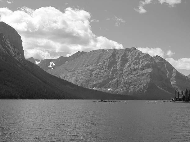 istock Mountain Lake in Black and White 471009539