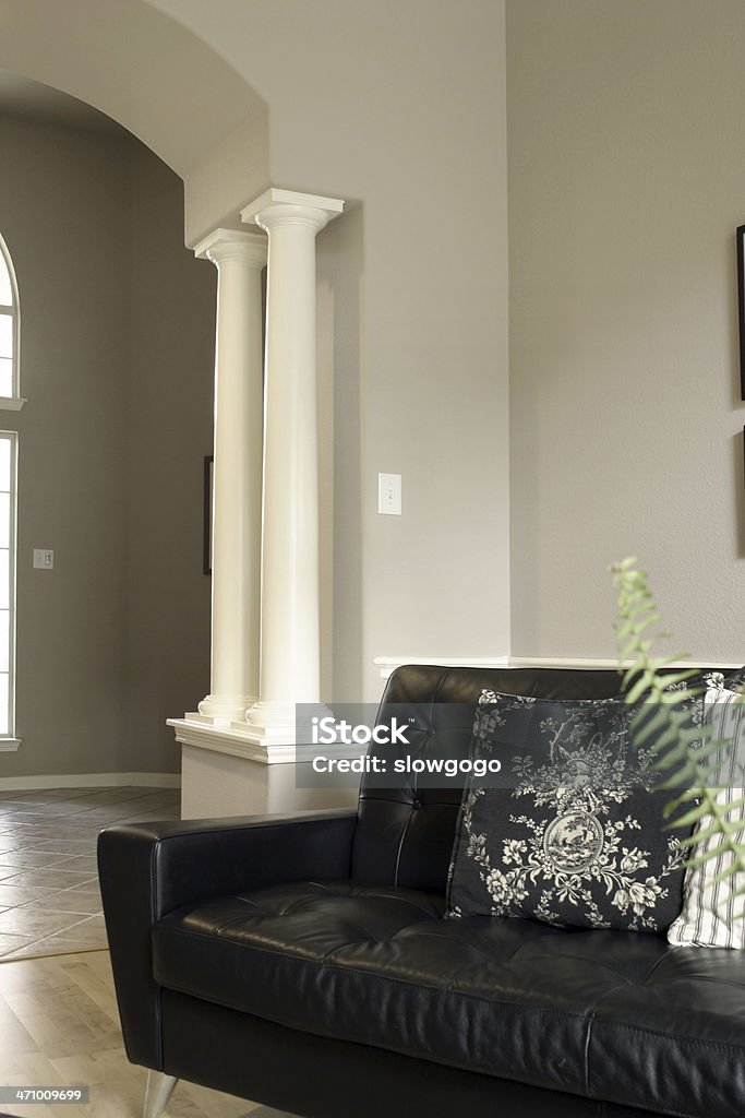 Современная гостиная - Стоковые фото Арка - архитектурный элемент роялти-фри