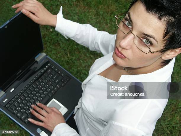 Junge Schöne Frau Die Auf Laptop Stockfoto und mehr Bilder von 25-29 Jahre - 25-29 Jahre, Arbeiten, Attraktive Frau