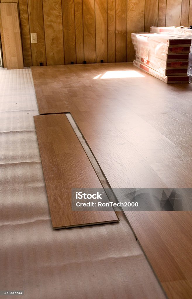 L'installazione di pavimenti in laminato - Foto stock royalty-free di Interno di casa