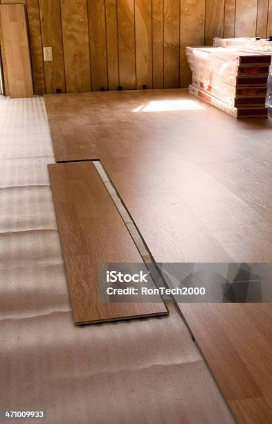 Foto de Instalação De Piso Laminado e mais fotos de stock de Interior de casa - Interior de casa, Novo, Sinal de Mais