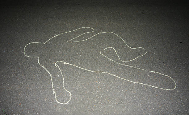 contorno de giz - crime scene chalk outline crime murder imagens e fotografias de stock