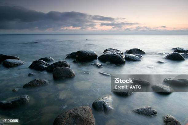 Mar Báltico Con Rocas Y Rocas En El Mar Al Atardecer Foto de stock y más banco de imágenes de Agua