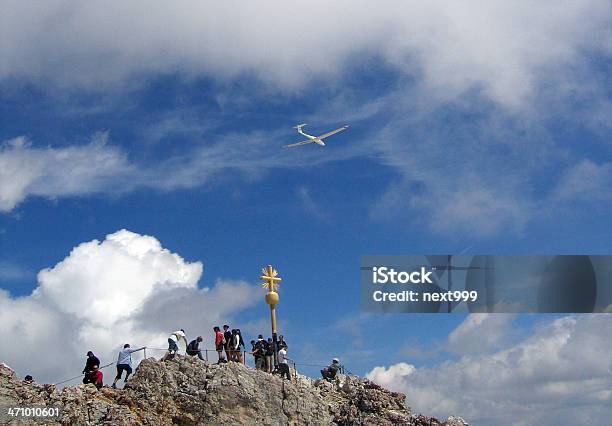 Glider En La Cumbre De Zugspitze Foto de stock y más banco de imágenes de Alpes Europeos - Alpes Europeos, Montañismo, Planeador