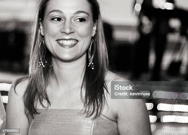 Blanco Y Negro Foto De Mujer En Banquetes Foto de stock y más banco de imágenes de Adolescente - Adolescente, Adulto, Alegre