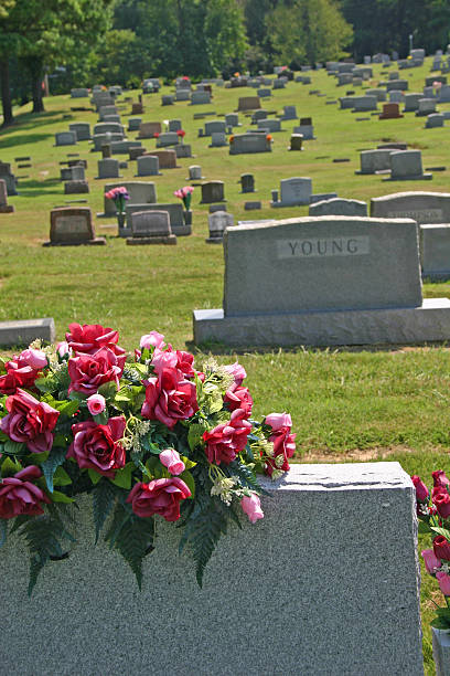 cementerio escena vertical - graveside service fotografías e imágenes de stock