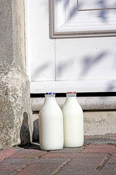 牛乳配達目 - milk bottle bottle milk doorstep ストックフォトと画像