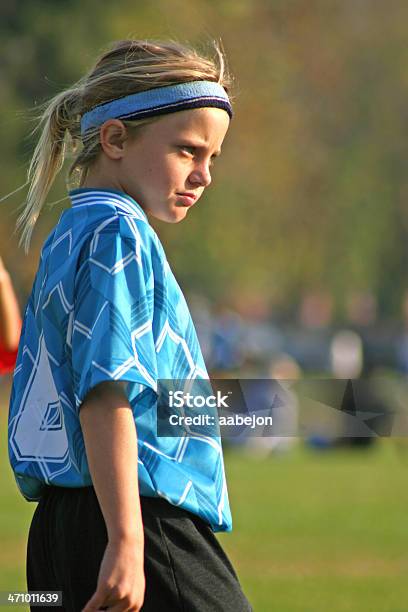 Ragazze Di Calcio - Fotografie stock e altre immagini di Bambine femmine - Bambine femmine, Calcio - Sport, Ambientazione esterna