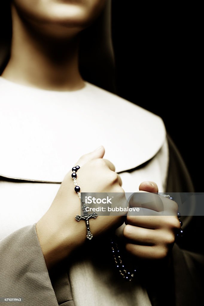La prière avec du Rosaire - Photo de Religieuse libre de droits