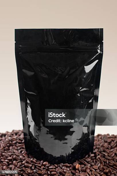 Schwarzer Kaffeebeutel Stockfoto und mehr Bilder von Folie - Folie, Schwarz - Farbe, Packen