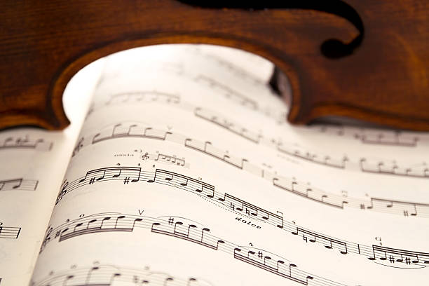 luz através de violino de costelas na pontuação de música - concertmaster imagens e fotografias de stock