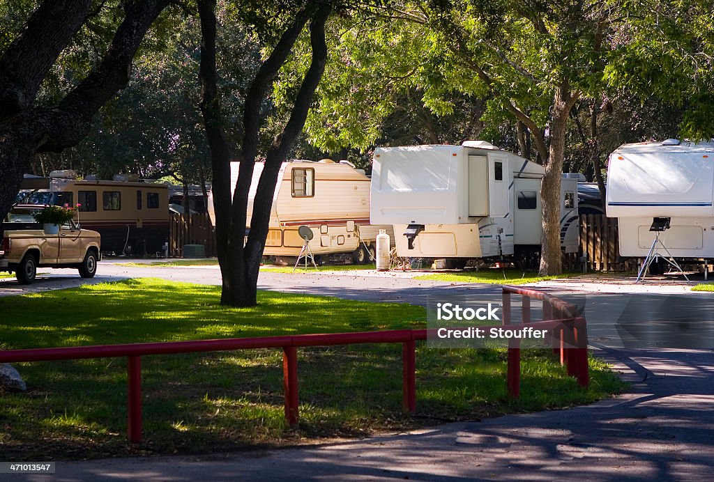 Parc ombragé pour caravanes - Photo de Camping-car libre de droits