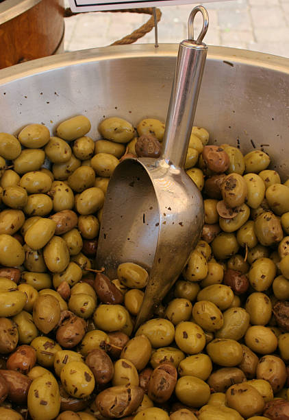 оливковый чаша - olive close to scoop market стоковые фото и изображения
