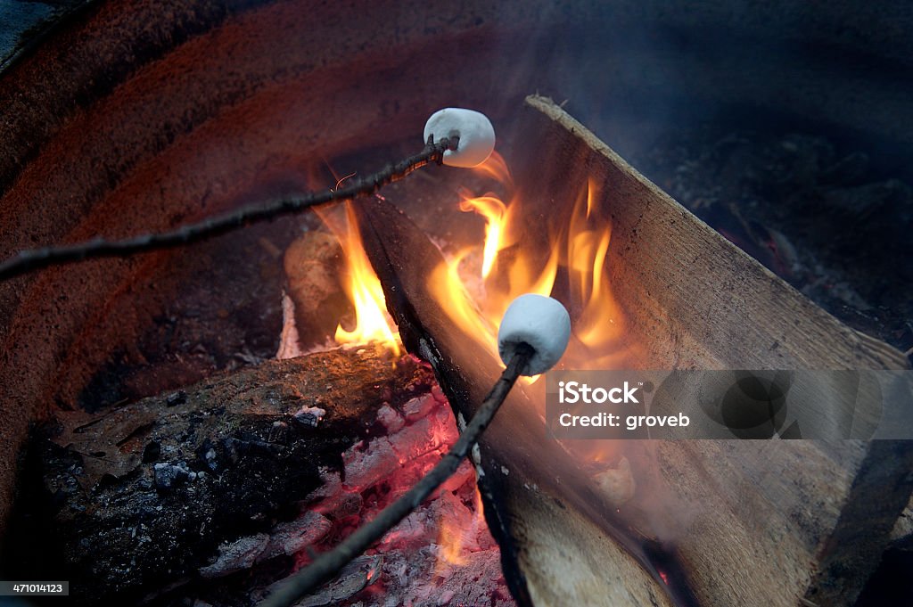 Malvaviscos Marshmellows de una hoguera - Foto de stock de Sin personas libre de derechos