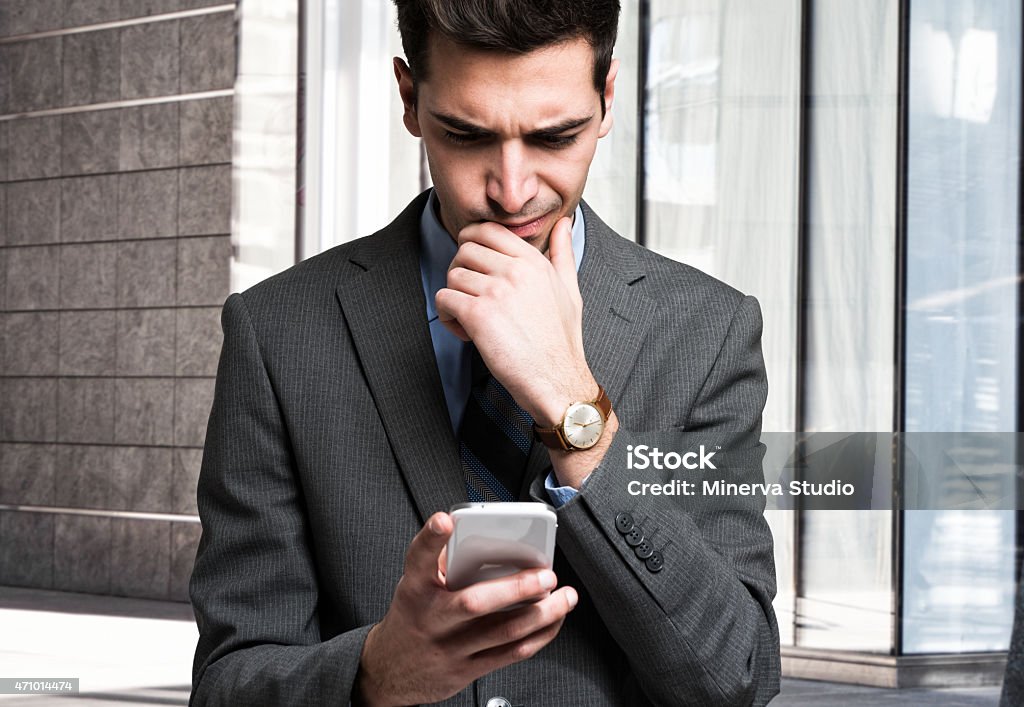 Mann mit seinem Handy - Lizenzfrei 2015 Stock-Foto