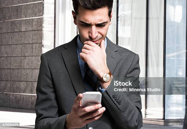 Mann Mit Seinem Handy Stockfoto und mehr Bilder von 2015 - 2015, Berufliche Beschäftigung, Betrachtung