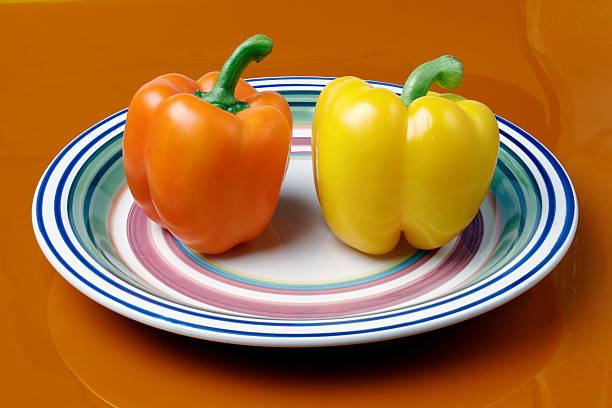 Vermelho e amarelo Bell Peppers - fotografia de stock