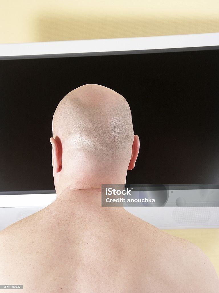 bald masculino Vá assistir TV - Foto de stock de Vista Traseira royalty-free